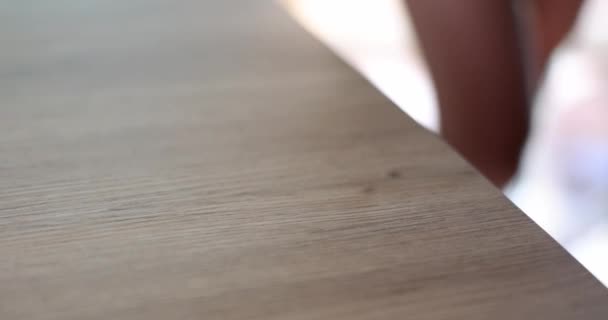 Nainen käsi laskemisesta avain huoneisto pöydälle lähikuva 4k elokuva hidastettuna. Avioero ja omaisuuden jakaminen  - Materiaali, video