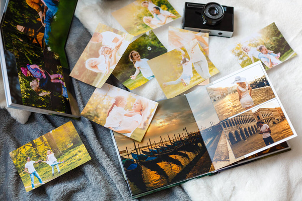 Offene Seiten eines Hochzeitsbuchs oder -albums aus braunem Luxusleder - Foto, Bild