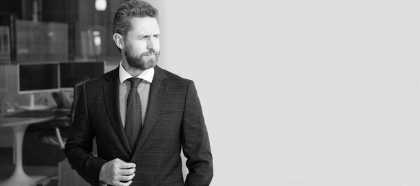 Man face portrait, banner with copy space. Business man in suit, office background. mature businessperson in formalwear. business success. successful man - Foto, afbeelding