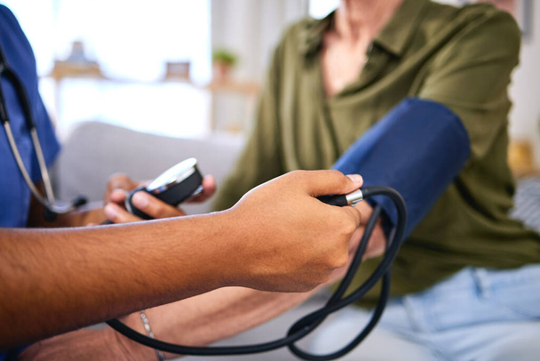医師の手の血圧、病院や高血圧の健康診断は、女性のコンサルティング。モニターで心血管系結果を確認するための看護師、コンサルタント、医療従事者. - 写真・画像