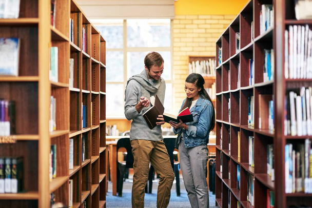 Проводять деякі дослідження навколо бібліотеки. двоє студентів університету працюють разом у бібліотеці в кампусі
 - Фото, зображення