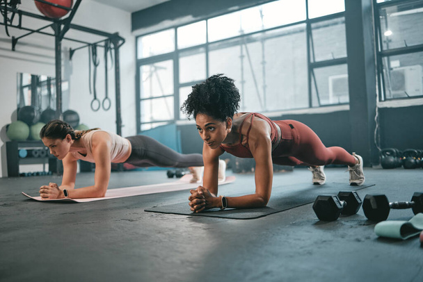 Women, plank and gym fitness friends with cardio exercise, workout and body wellness. Motivation, woman focus and challenge of people in sports training and athlete class exercising for health. - Foto, imagen