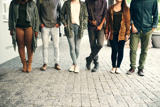 Вжиття заходів для забезпечення їхнього майбутнього. група молодих студентів, що стоять разом на відкритому повітрі в кампусі
 - Фото, зображення