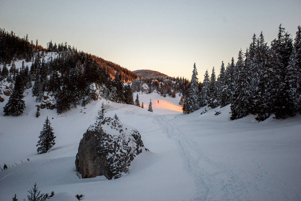Панорамный зимний пейзаж заката в горах. - Фото, изображение