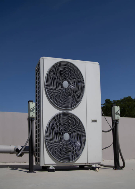 Кондиціонер повітря (HVAC) встановлений на даху промислових будівель.. - Фото, зображення