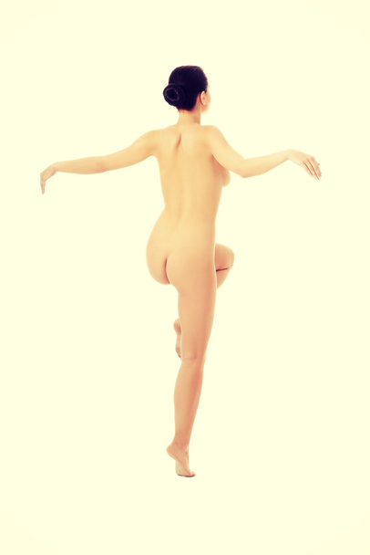 Beautiful naked woman jumping - Foto, afbeelding