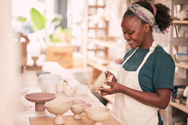 セラミックストア、創造的な陶器や彫刻デザイン金型、製造やアート製品に取り組んで黒の女性。スタジオワークショップでの創造性、成形やスタートアップの中小企業の所有者、労働者や女の子. - 写真・画像
