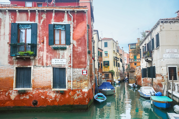 Boats parked in italian water canal - 写真・画像
