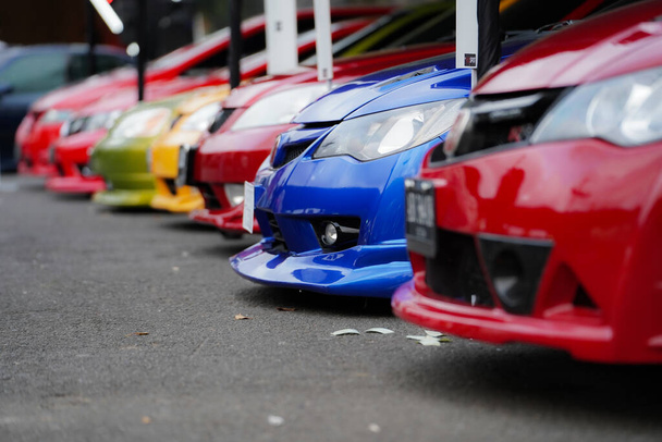 Сторона зору японського спортивного автомобіля, показує бампер автомобіля.. - Фото, зображення