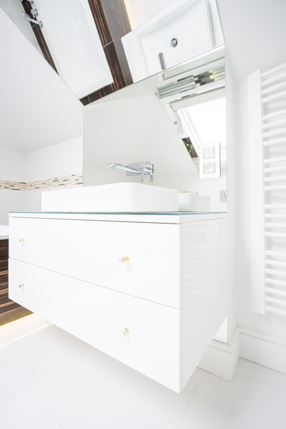 Washbowl in white modern bathroom - Foto, Imagen