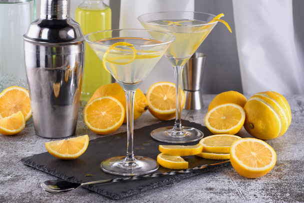 Лимонна крапля мартіні з цедрою пропонує витончений поворот до коктейлю. Цей улюблений легкий і смачний поєднує горілку, апельсиновий лікер, свіжий лимонний сік і цедру.
. - Фото, зображення