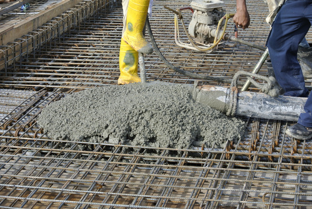 Rakennustyöntekijät betonin valussa betoniletkulla
 - Valokuva, kuva