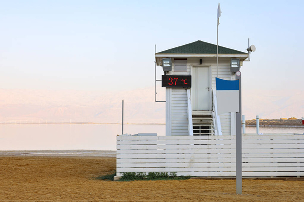 Vista de la casa salvavidas en la playa del mar - Foto, imagen