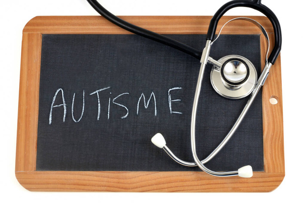 自閉症の学校のスレートは聴診器で書かれています - 写真・画像