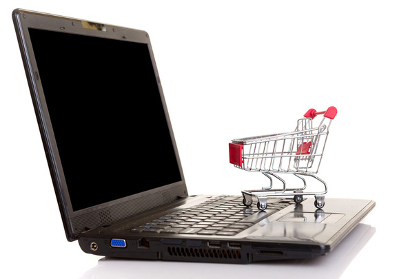 Ostoskori kannettavan tietokoneen päällä
 - Valokuva, kuva