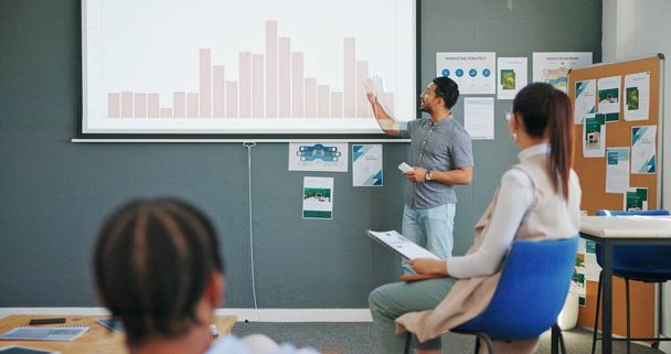 Presentation, business man and screen charts, graphs or data analytics in workshop, seminar or meeting. Leadership, growth strategy and manager, speaker or presenter statistics analysis with audience. - Fotoğraf, Görsel