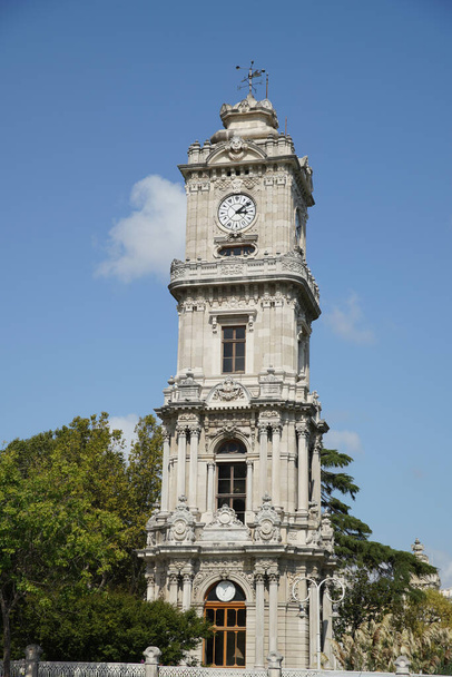 Dolmabahce Clock Tower in Istanbul City, Turkiye - Foto, afbeelding