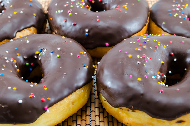 donuts polvilhados na placemat
 - Foto, Imagem