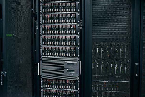固体コンピュータネットワークの背後にあるハードウェア。データセンター内の産業用コンピュータは - 写真・画像