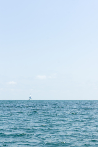θάλασσα και βάρκα - Φωτογραφία, εικόνα