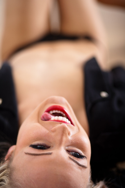 όμορφη ξανθιά νεαρή σέξι γυναίκα ξαπλωμένη και χαμογελαστός - Φωτογραφία, εικόνα