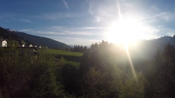 Panorama da montanha com árvores
 - Filmagem, Vídeo