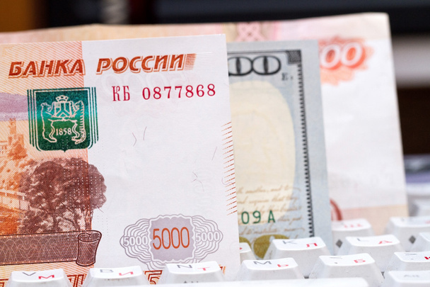 Rosyjskich rubli i nas dolarów na klawiaturze komputera. Przelewy - Zdjęcie, obraz
