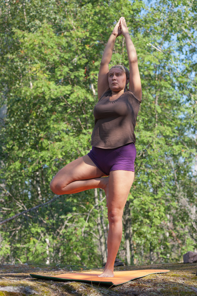 Yoga en el bosque
 - Foto, imagen