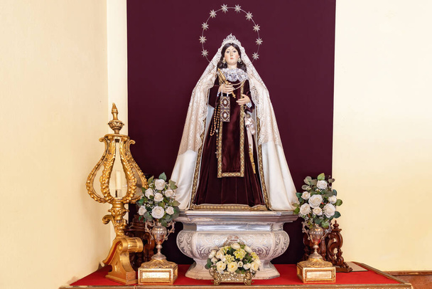 Imagem da Virgem del Carmen, Virgem do Carmelo, padroeira dos marinheiros, dentro da Ermita de la Soledad, ermida da solidão, em Huelva, Espanha  - Foto, Imagem