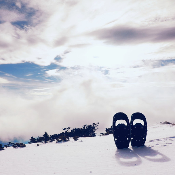 Sapatilhas de neve na neve no pico da montanha, bom dia de inverno ensolarado - Foto, Imagem