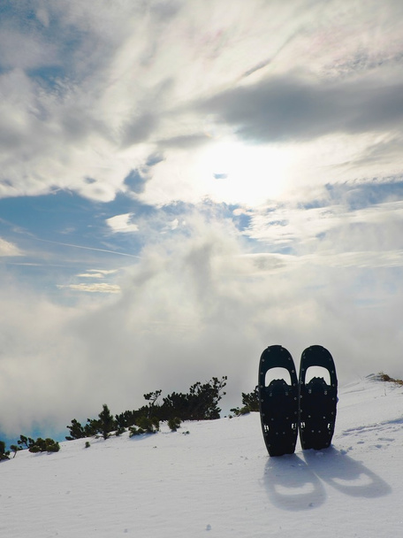 Snowshoes στο χιόνι στην κορυφή του βουνού, ωραία ηλιόλουστη μέρα του χειμώνα - Φωτογραφία, εικόνα