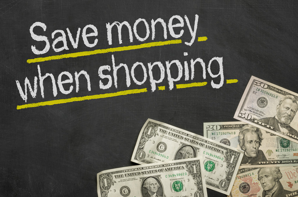 Testo sulla lavagna con denaro Risparmiare denaro quando lo shopping
 - Foto, immagini