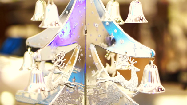 Vánoční čas stříbrná ozdoba, strom, sobů a zvon visí na stromě - Záběry, video