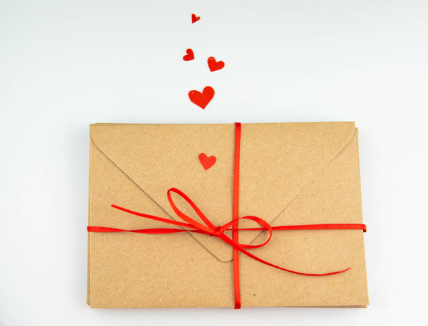 愛する人に手紙を送るためのクラフト封筒バレンタインデーのメッセージ . - 写真・画像