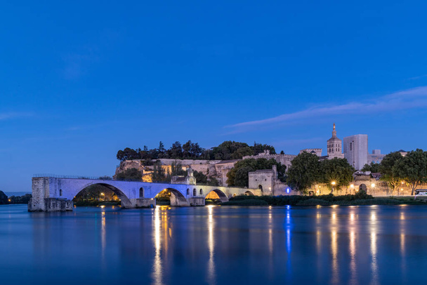 Avignon, Vauchluse, Provence-Alpes-Cote d'Azur,フランス。ポンディアヴィニョンとも呼ばれるポンディアヴィニョン橋. - 写真・画像
