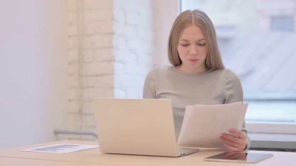 Creative Young Woman Upset while Doing Paperwork in Office - Imágenes, Vídeo