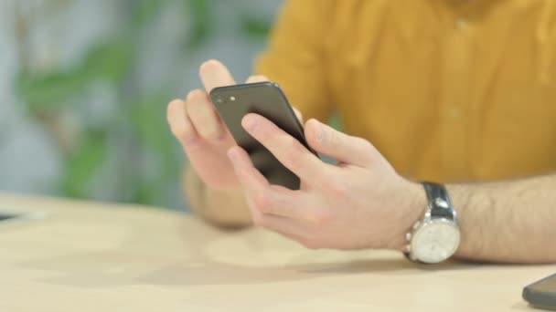 Close up van mannenhand met smartphone - Video