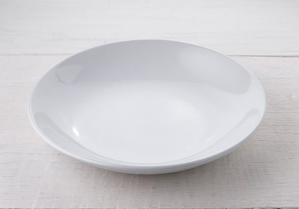 piatto bianco vuoto su tavolo di legno - Foto, immagini