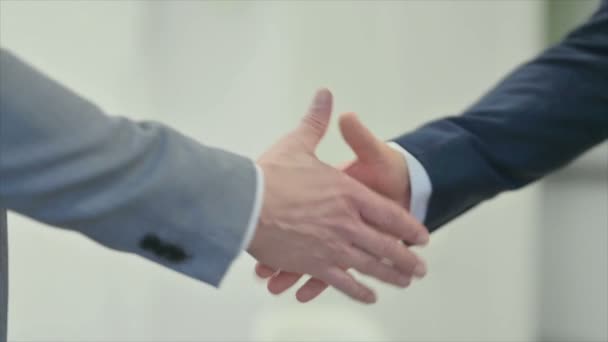 会議で握手をするビジネス関係者のスローモーション - 映像、動画