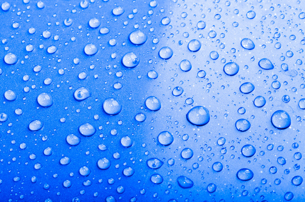 Drops of water on the surface. Shallow depth of field - Φωτογραφία, εικόνα