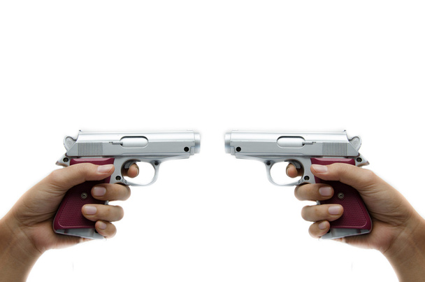 Γυναίκα λαμβάνοντας πυροβόλο όπλο χεριών περιμένουν να πυροβολούν ο ένας τον άλλον - Φωτογραφία, εικόνα
