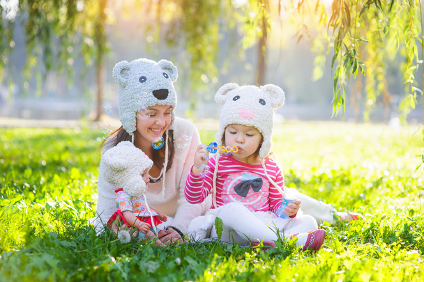 mãe e filha em um parque usando um chapéu de malha
 - Foto, Imagem