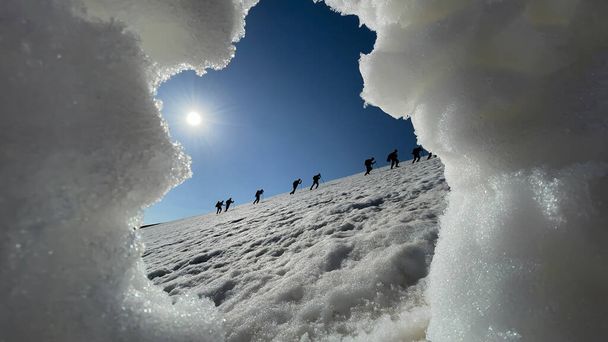 summit hikes of professional mountaineers and the magnificent winter texture - Foto, Imagen