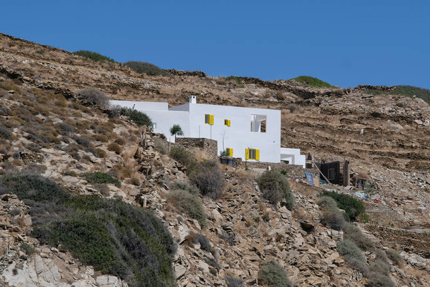 Typical architecture and whitewashed buildings in Ios cyclades Greece - Foto, Imagen