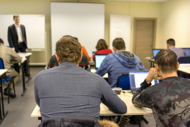 Persone sedute dietro al corso di addestramento al computer
 - Foto, immagini