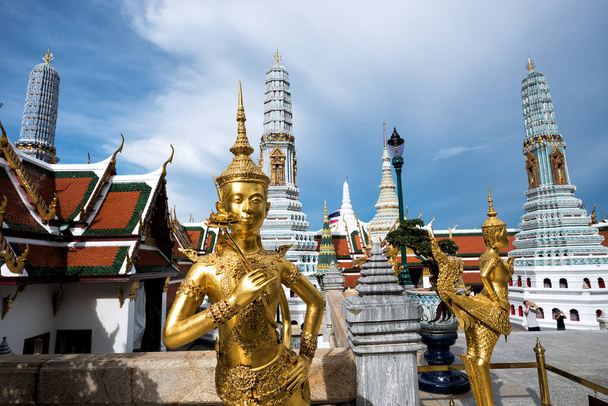 Estatuas en Prasat Phra Dhepbidorn o el Panteón Real, Gran Palacio, Bangkok, Tailandia - El Panteón Real es una mezcla de estilo tailandés-jemer construida por el rey Rama IV en 1856. - Foto, Imagen