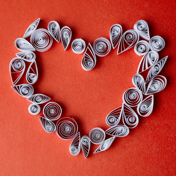 Сердца бумажных перьев на День Святого Валентина
 - Фото, изображение