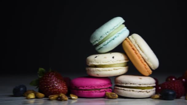 Colorful macarons cakes. Small French cakes. Sweet and colorful french macaroons. Many tasty macarons with fresh berries - Filmagem, Vídeo