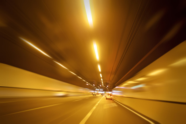 Autoa ajava tunneli
 - Valokuva, kuva