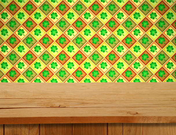 Den svatého Patrika. Tabulka prázdná dřevěná paluba nad motivem jetele.  - Fotografie, Obrázek
